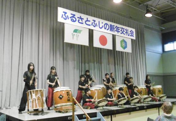 力強い伝統の藤野太鼓でお祝い