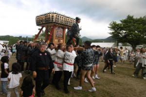 御神輿と餅まきでお祭りパワーアップ