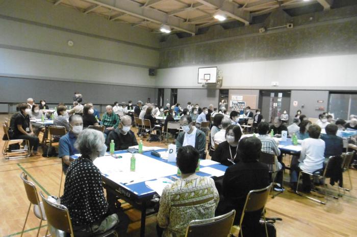 認知症になった家族の介護体験を聴いて地域で支えるために話し合いました