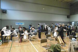 長い列に並びます