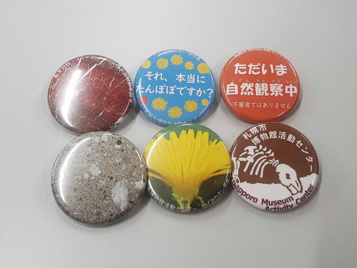 活動報告展缶バッジの一例