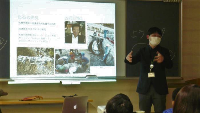 西岡図書館での講演のようす