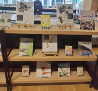 学芸員が選んだ書籍の展示風景