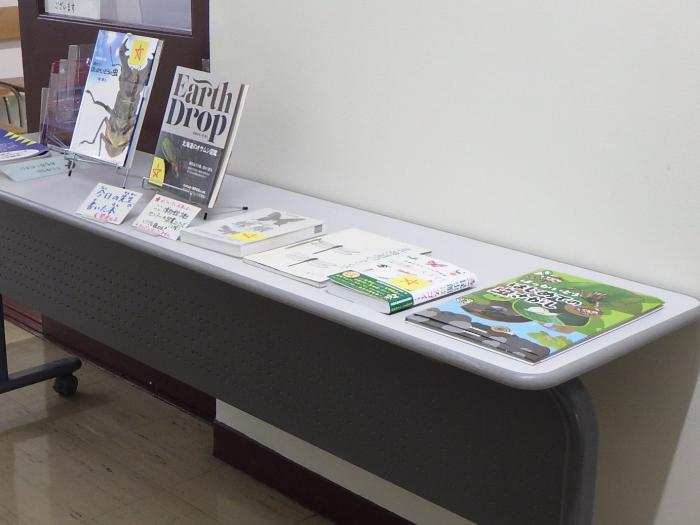 廊下に展示された堀学芸員の書籍