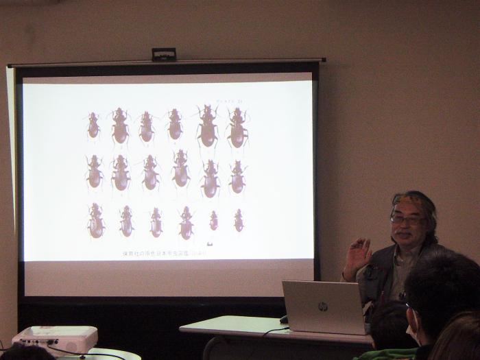 堀学芸員がゴミムシの種類について説明する様子