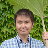 講演者の新村学芸員の写真