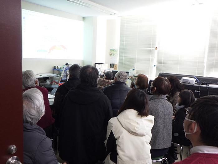 スライドを見ている来館者の様子