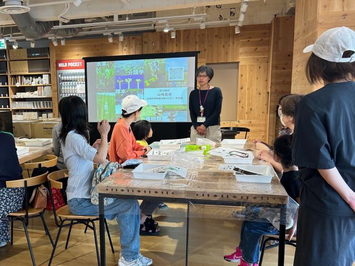 無印良品コラボイベントの学芸員トークの様子