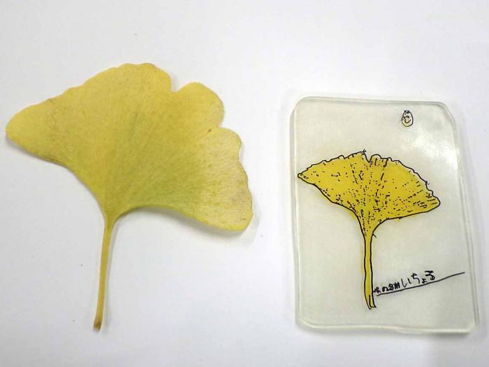 完成したイチョウの葉っぱのバッジ