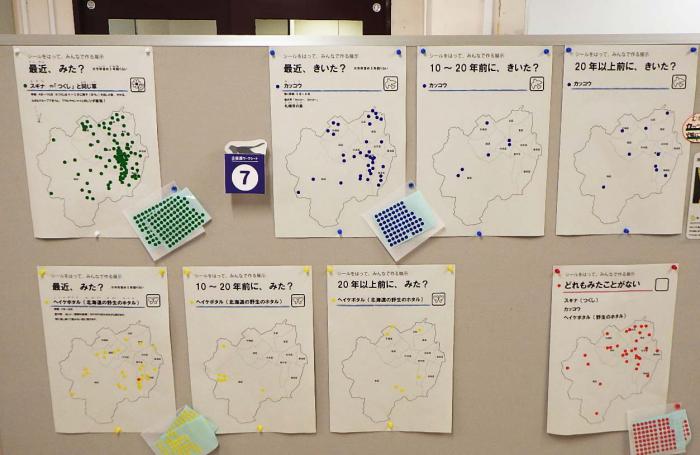 札幌市の地図に、カッコウなどの目撃場所をシールでマークした展示