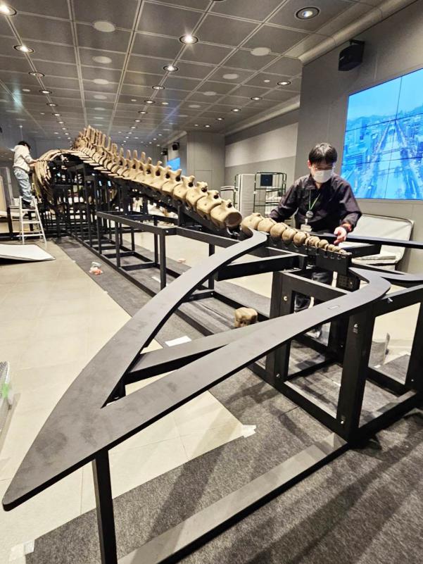 田中さんリレーコラム画像（チカホでのイベント準備の様子）