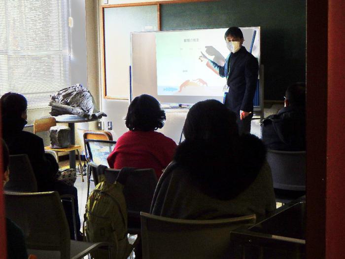 トーク中の田中学芸員