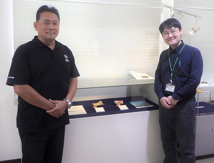 化石発見者の森さんと田中学芸員の写真