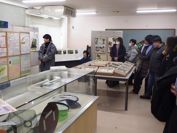 ポスターの内容を説明するヤンマ団のメンバーたち1