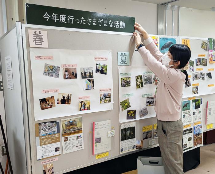 2025年度に行ったイベント紹介を壁に貼っている様子