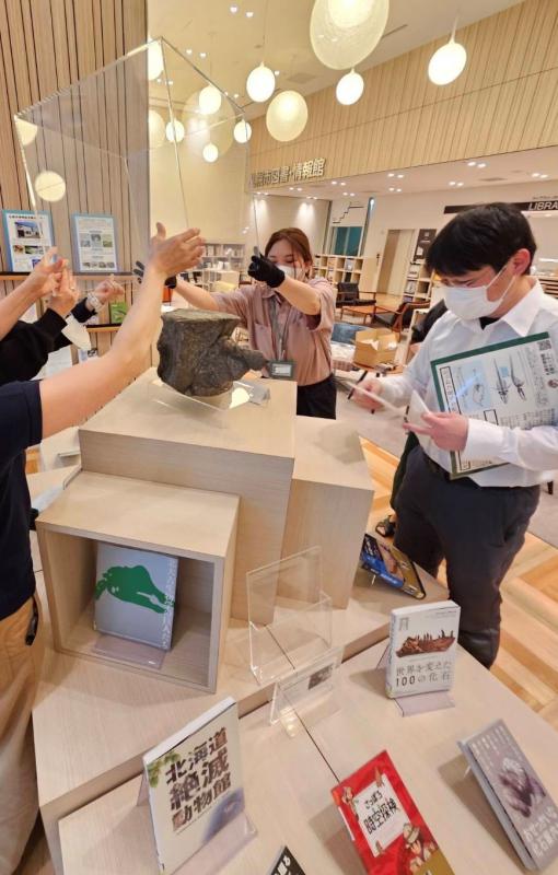 図書・情報館で出張展示の準備をしている様子1