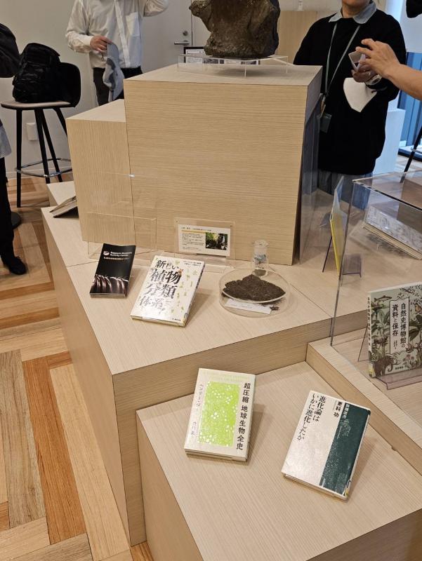 おすすめの図書を展示している様子