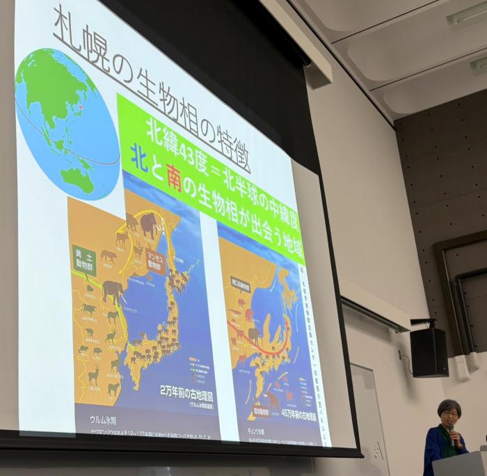 学芸員が札幌市立大学で講義する様子2