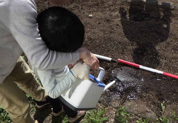水やり中の参加者