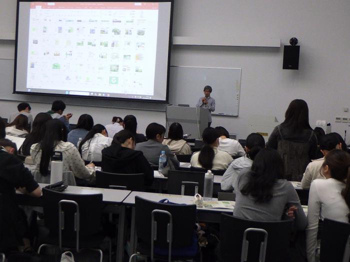 質問を受ける山崎学芸員