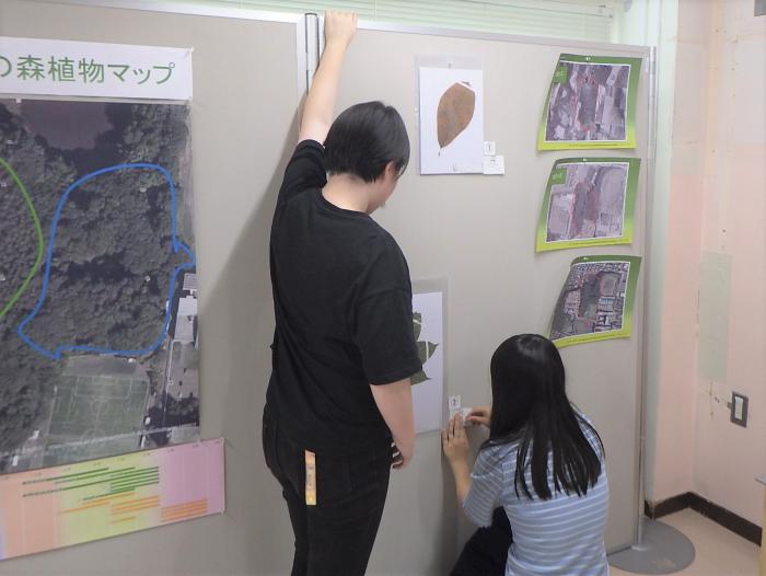 札幌大学巡回展を準備する学生さん001