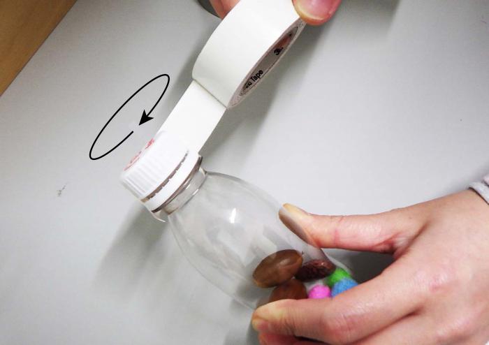 ビニールテープを巻いているところ