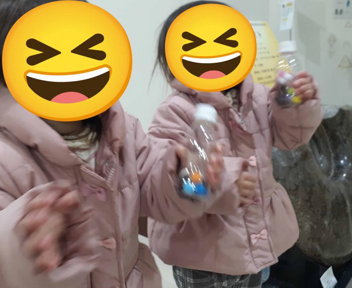 マラカスをふって遊んでいる様子