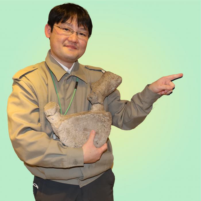 田中学芸員が化石を持っている写真
