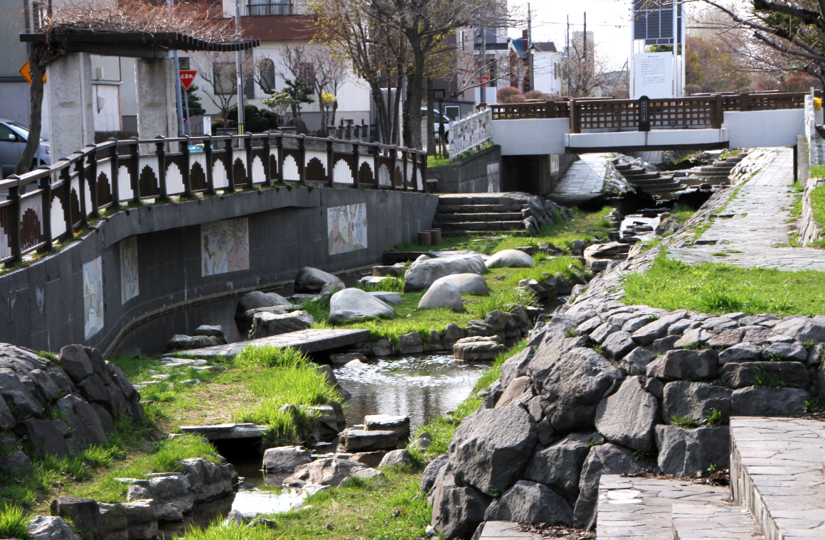 安春川の水辺と散策路の画像