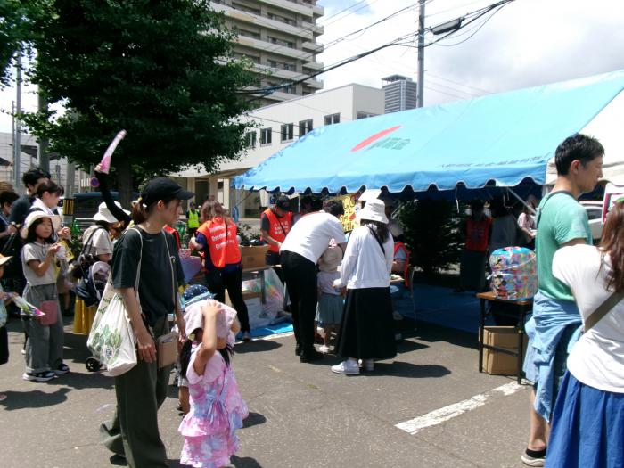 強い日差しの中