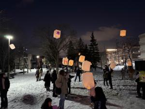 空に舞い上がるスカイランタン