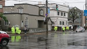 雨中の街頭啓発