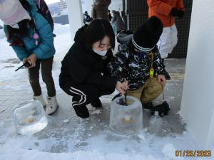 点灯する児童のようす