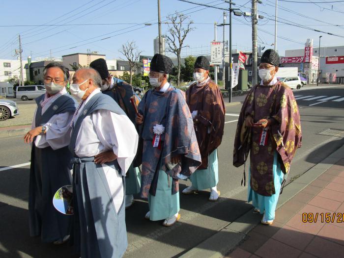 装束に身を包んだ町内会役員の方たち