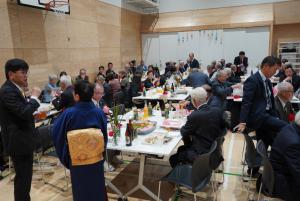 和気あいあいとした祝宴の様子