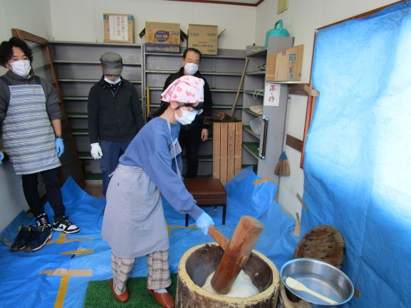 子どもたちも餅つき体験