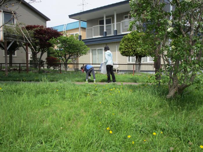 親子でごみ拾い