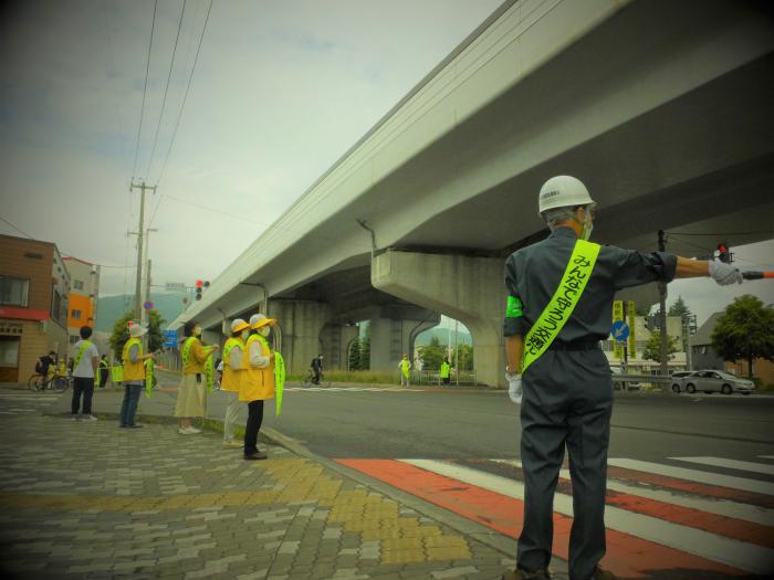 交差点で街頭啓発をする様子