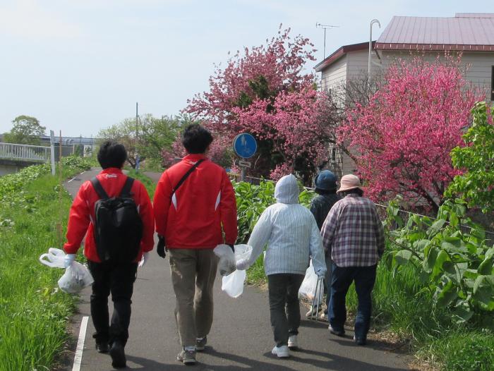 令和6年度琴似発寒川清掃の様子1