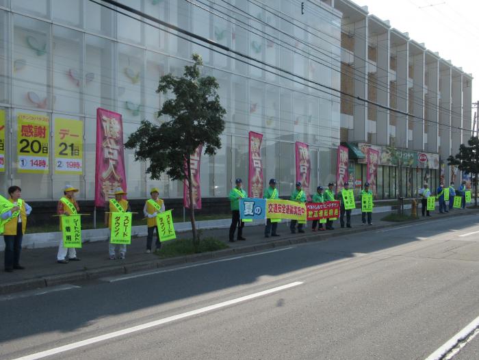 夏の交通安全街頭啓発の様子1
