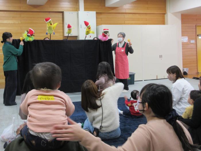 子育てサロンクリスマス会の様子1