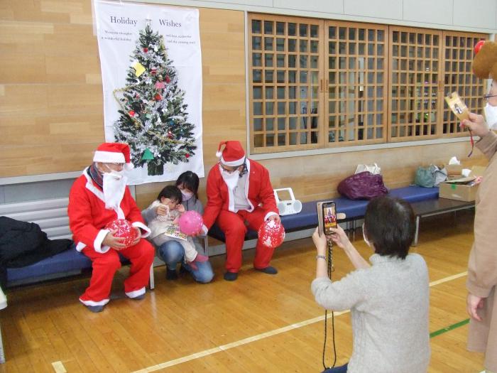 サンタさんと記念写真を撮る親子の様子