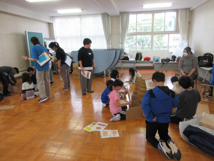 防災中(段ボールベッド)