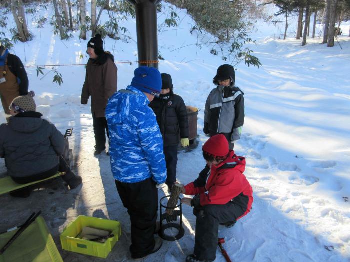 防災デイキャンプ（薪割り2）