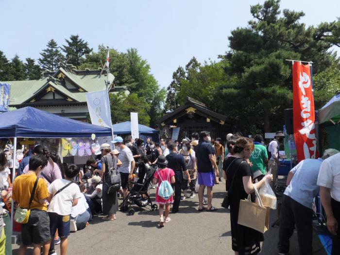 多くの人で賑わうお祭り会場の様子