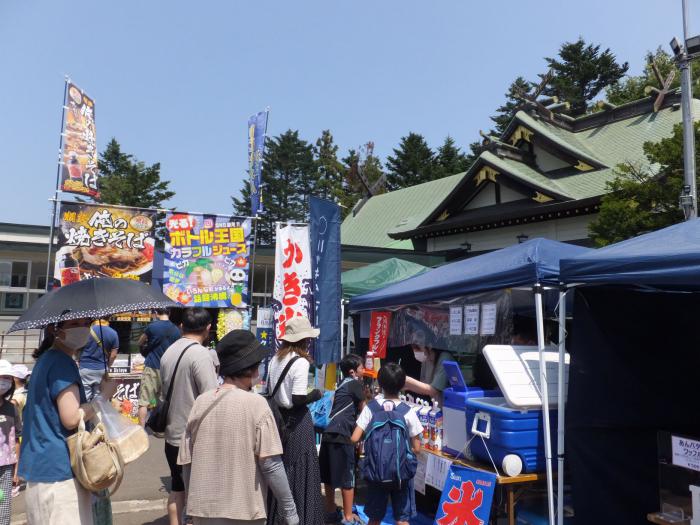 かき氷屋の前に行列ができている様子