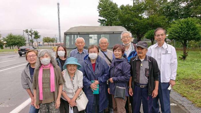 見学会の様子（駐屯地内で記念写真）