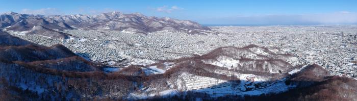 三角山山頂から見た雪化粧の札幌市