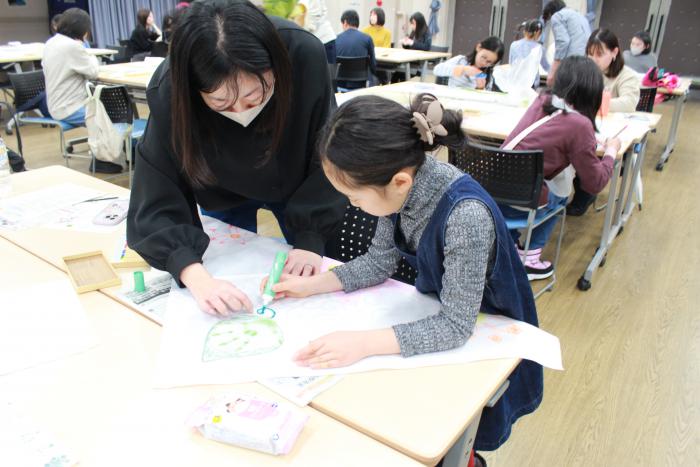 開催結果写真（こども・あーと・にしく～エコ×アート！キミだけの「魔法の布」“マイふろしき”をつくろう！～）