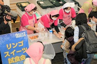 地産地消スイーツ試食会の様子